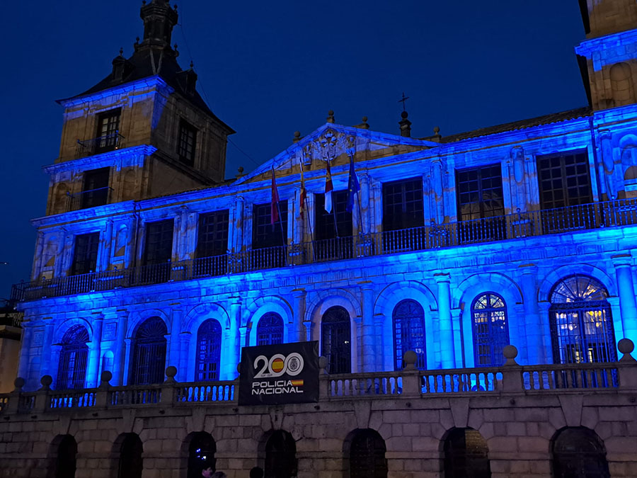 Monumento histórico iluminado de color azul de la Policía Nacional. 